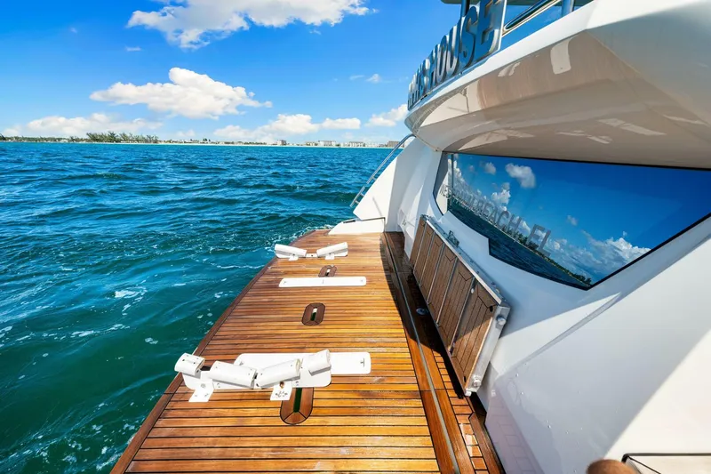 Mama's House Yacht Photos Pics 