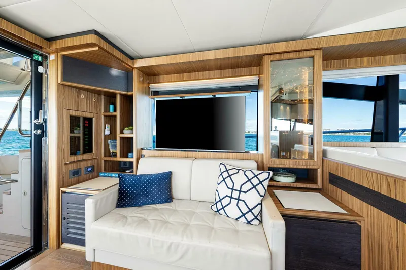 Mama's House Yacht Photos Pics 