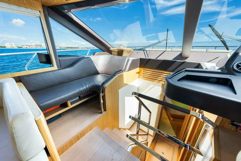 Mama's House Yacht Photos Pics 