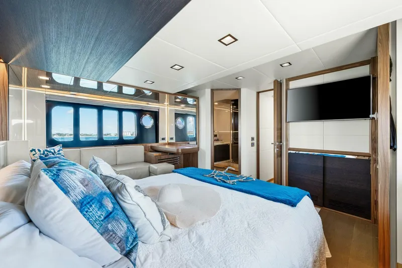 Mama's House Yacht Photos Pics 