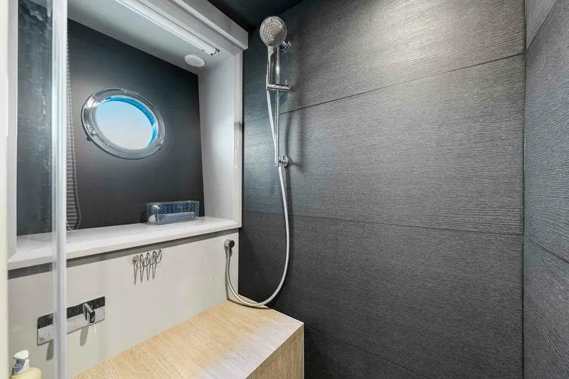 Mama's House Yacht Photos Pics 