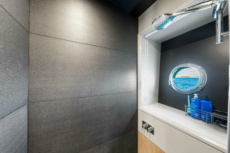 Mama's House Yacht Photos Pics 