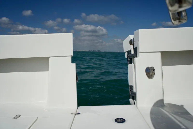  Yacht Photos Pics 2017 SeaVee 390Z boat view of ocean and sky.
