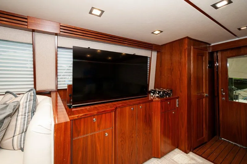 Gunnslinger Yacht Photos Pics 2020 Viking 72 Convertible- GUNNSLINGER-Salon 4