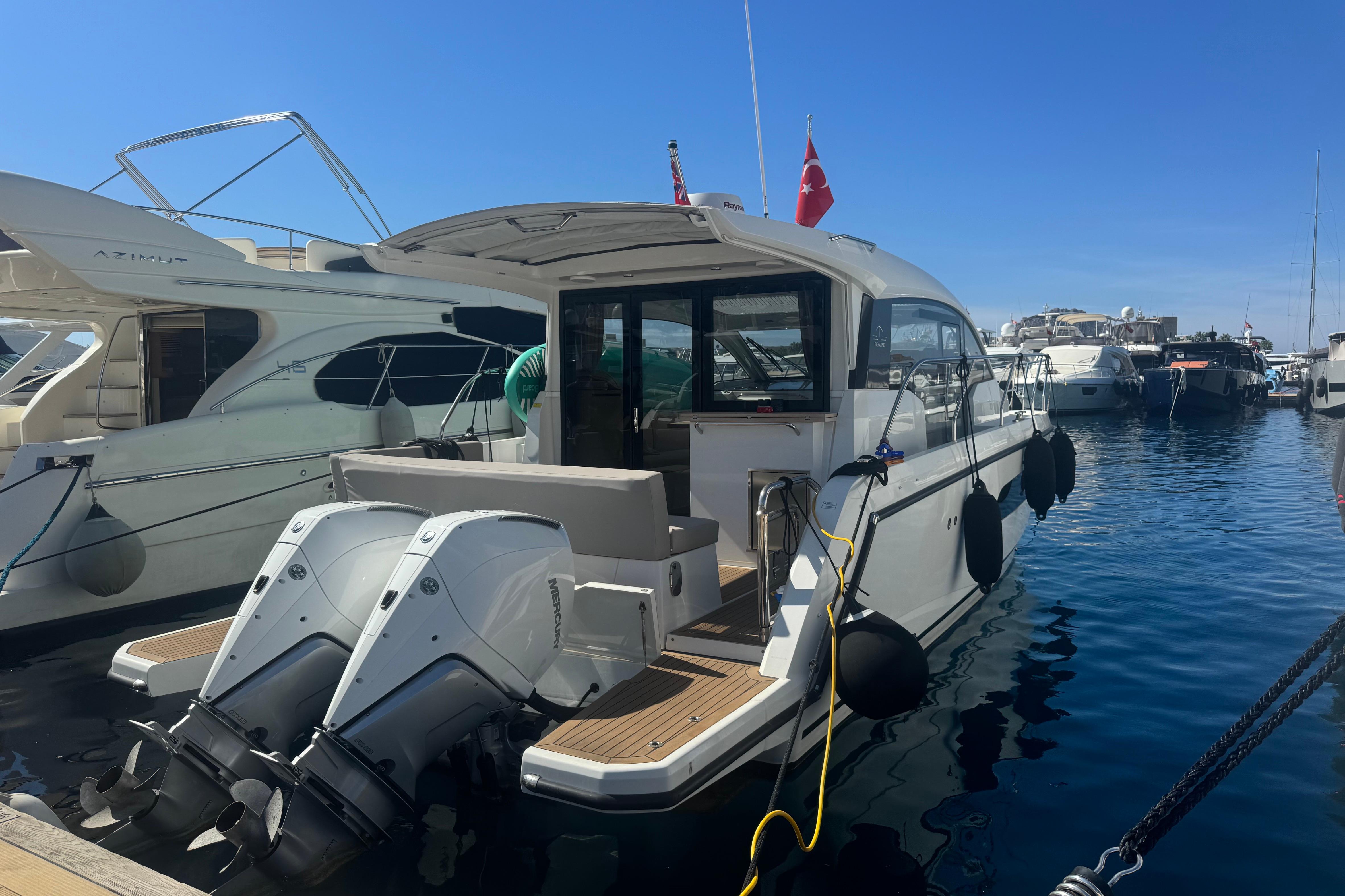 2024 Sealine C335V