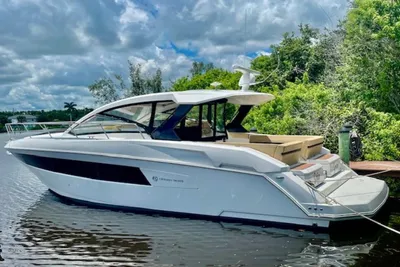 Cruisers Yachts 390 EXPRESS COUPE - DIESEL