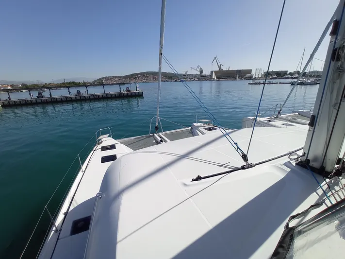 VI La Ut Yacht Photos Pics Vi La Ut -Foredeck View (1)