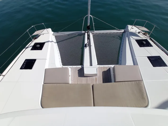 VI La Ut Yacht Photos Pics Vi La Ut - Foredeck View (2)