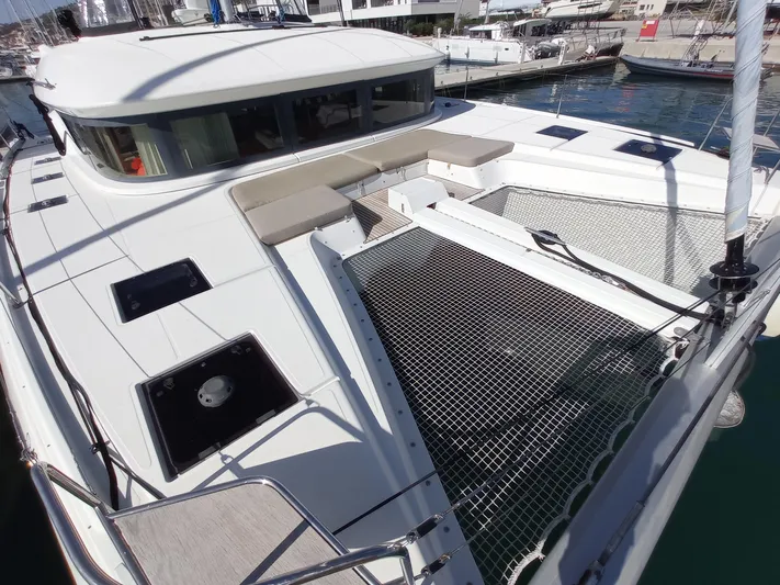 VI La Ut Yacht Photos Pics Vi La Ut - Foredeck & Trampoline View (3).