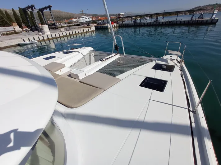 VI La Ut Yacht Photos Pics Foredeck & Trampoline View (4)