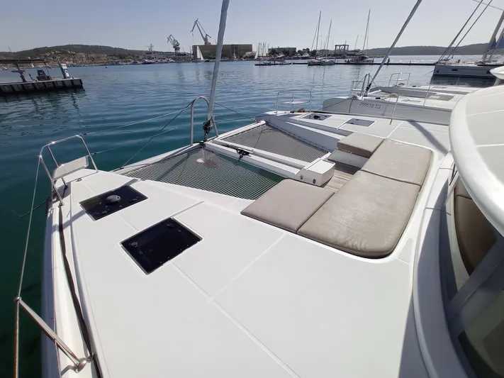 VI La Ut Yacht Photos Pics Vi La Ut - Foredeck & Trampoline View (5)