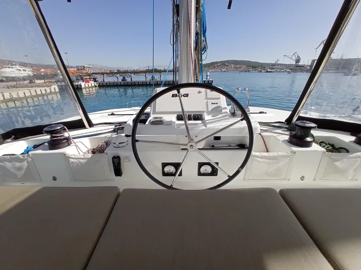 VI La Ut Yacht Photos Pics Vi La Ut - Flybridge & Helm View