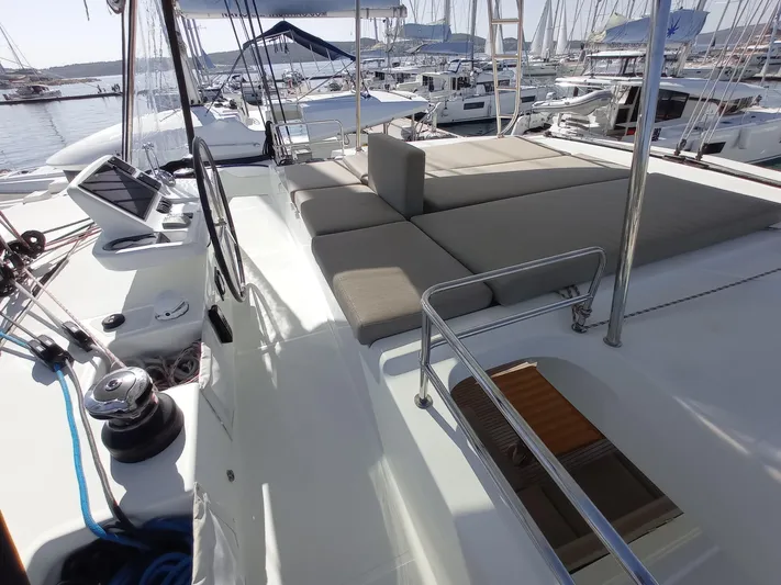 VI La Ut Yacht Photos Pics Vi La Ut - Flybridge View (2)