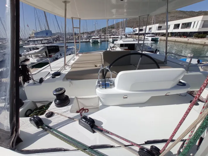 VI La Ut Yacht Photos Pics Vi La Ut - Flybridge View (3)