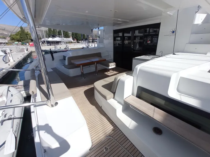 VI La Ut Yacht Photos Pics Vi La Ut - Main Cockpit View (5)