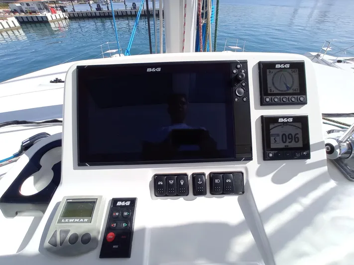 VI La Ut Yacht Photos Pics Vi La Ut - Main Instruments at Helm Station (1)