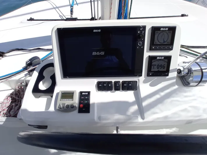 VI La Ut Yacht Photos Pics Vi La Ut - Main Instruments at Helm Station (2)