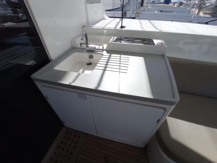 VI La Ut Yacht Photos Pics Vi La Ut - Cockpit sink and fridge view