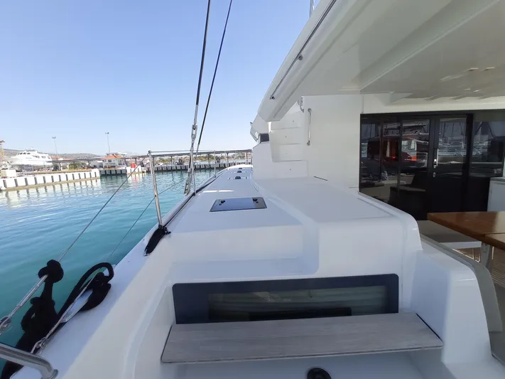 VI La Ut Yacht Photos Pics Vi La Ut - Port Side Deck View