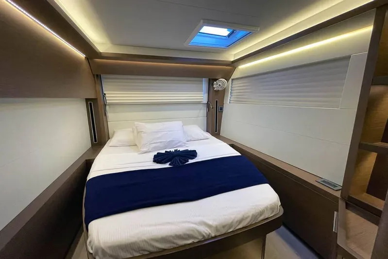 VI La Ut Yacht Photos Pics Vi La Ut - Cabin View (1)