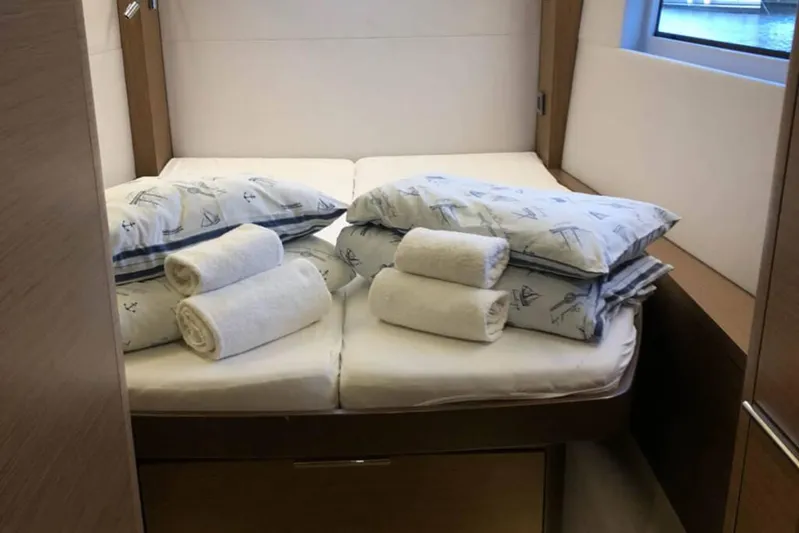 VI La Ut Yacht Photos Pics Vi La Ut - Cabin View (2)