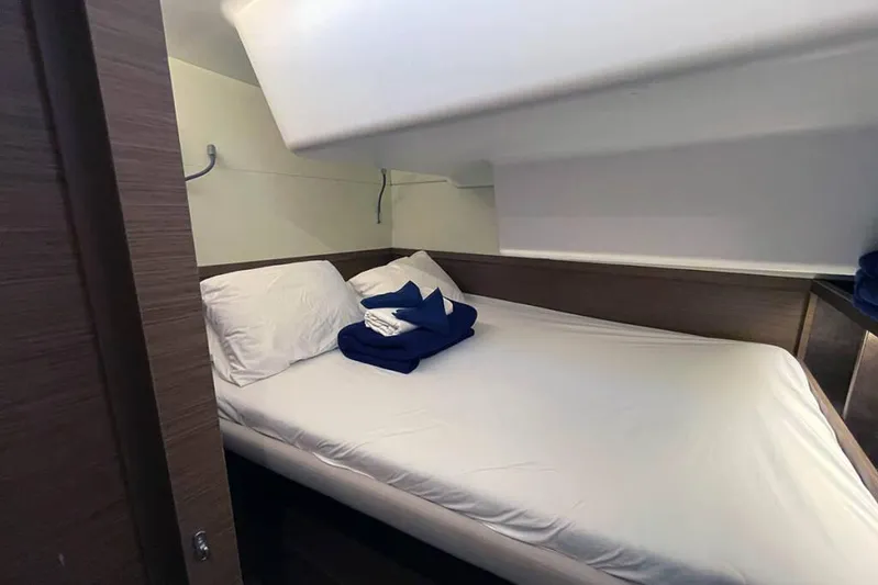 VI La Ut Yacht Photos Pics Vi La Ut - Cabin View (3)