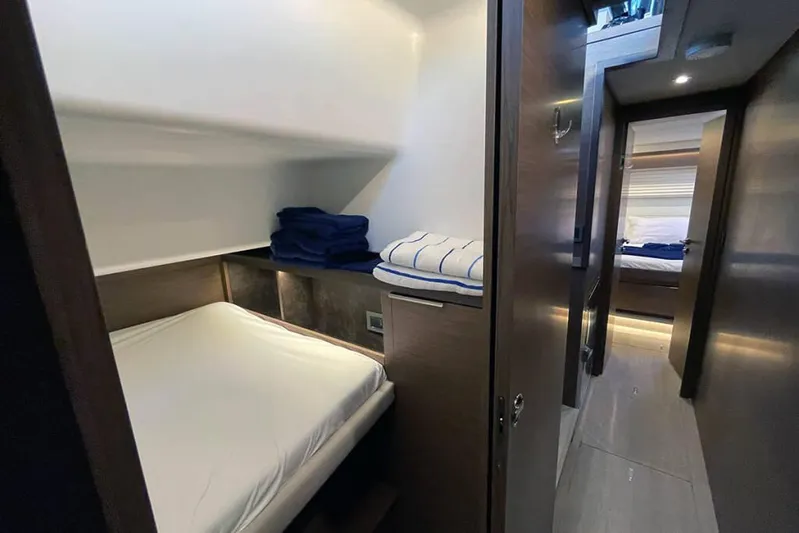 VI La Ut Yacht Photos Pics Vi La Ut - Cabin View (4)