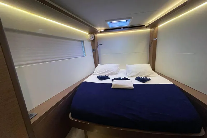 VI La Ut Yacht Photos Pics Vi La Ut - Cabin View (5)