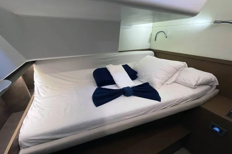 VI La Ut Yacht Photos Pics Vi La Ut - Cabin View (6)