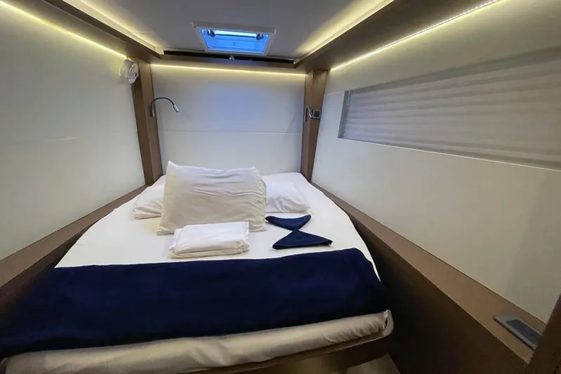 VI La Ut Yacht Photos Pics Vi La Ut - Cabin View (7)