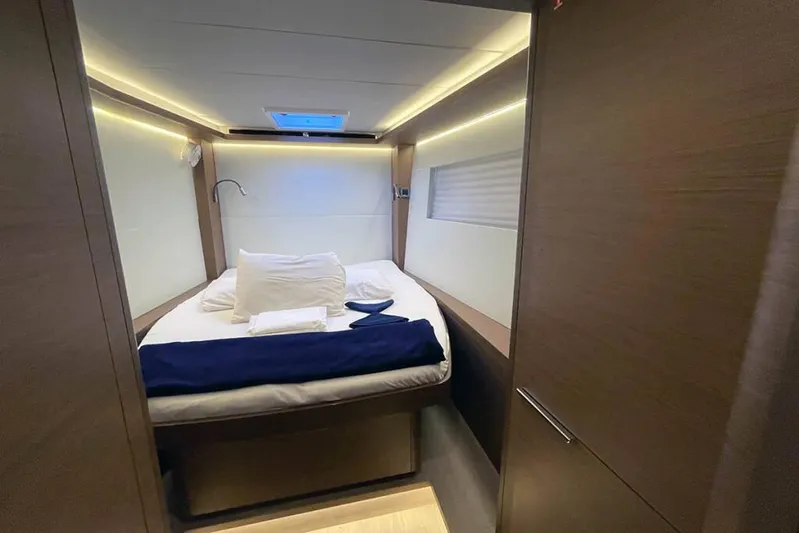 VI La Ut Yacht Photos Pics Vi La Ut - Cabin View (8)