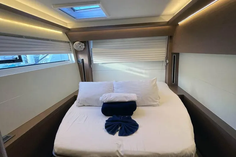 VI La Ut Yacht Photos Pics Vi La Ut - Cabin View (8)