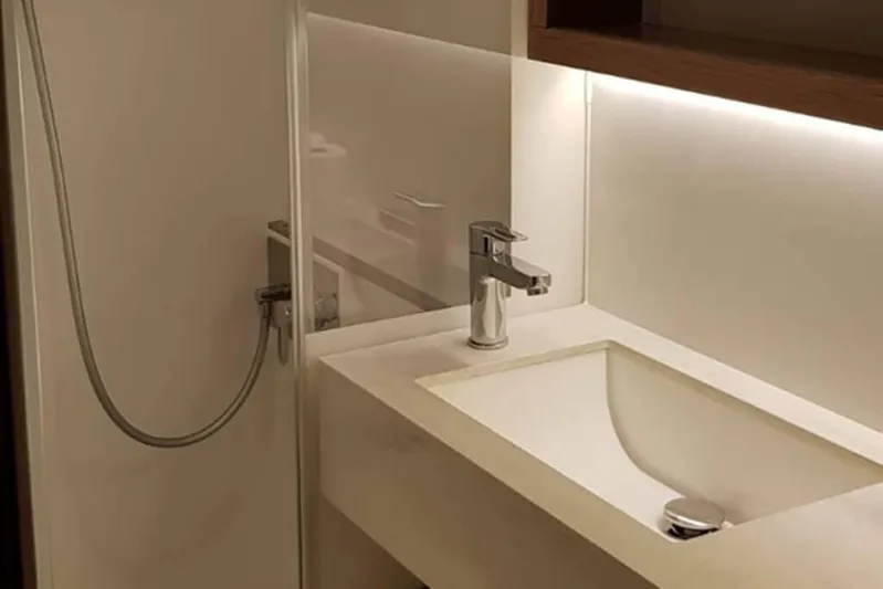 VI La Ut Yacht Photos Pics Vi La Ut - Head View (1)