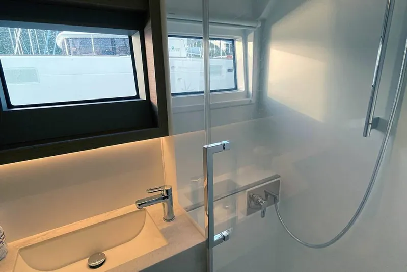 VI La Ut Yacht Photos Pics Vi La Ut - Head View (2)