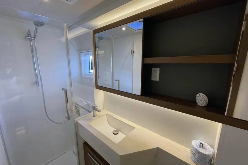 VI La Ut Yacht Photos Pics Vi La Ut - Head View (3)