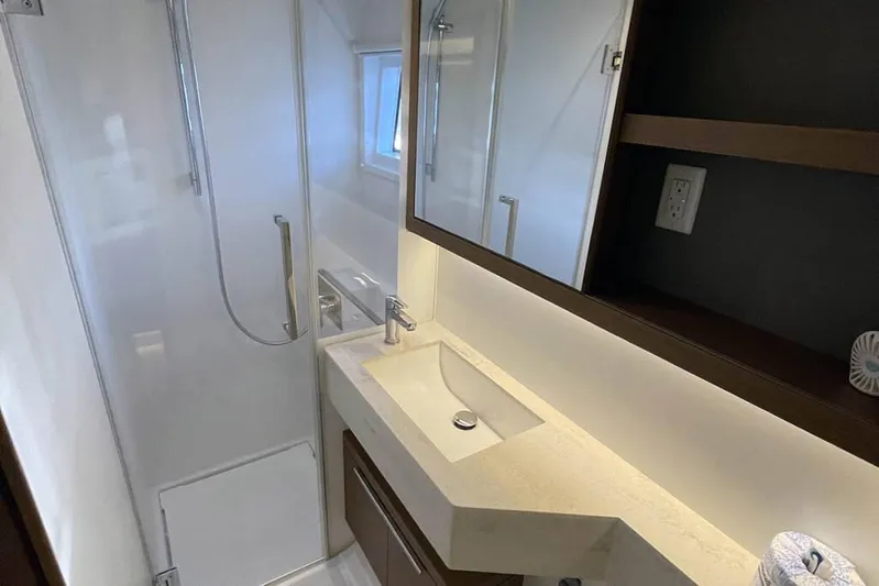 VI La Ut Yacht Photos Pics Vi La Ut - Head View (4)