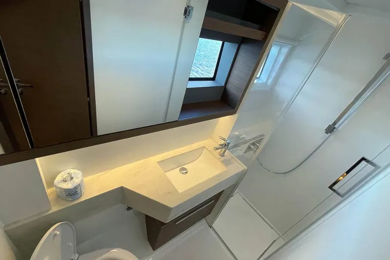 VI La Ut Yacht Photos Pics Vi La Ut - Head View (5)