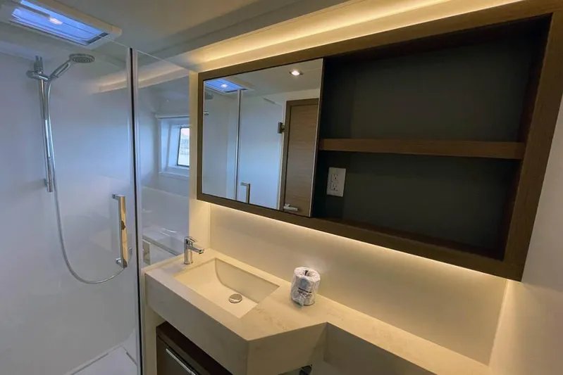 VI La Ut Yacht Photos Pics Vi La Ut - Head View (6)