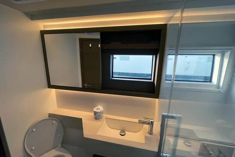 VI La Ut Yacht Photos Pics Vi La Ut - Head View (7)