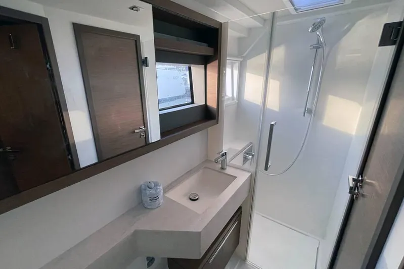 VI La Ut Yacht Photos Pics Vi La Ut - Head View (8)