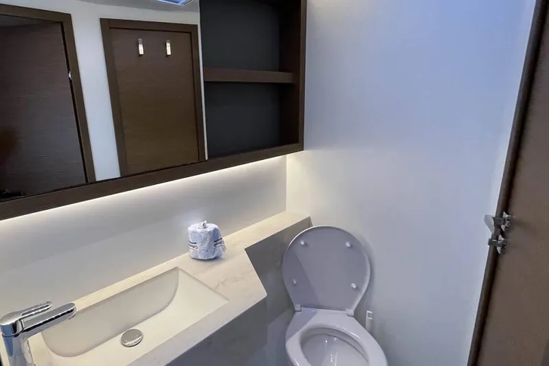 VI La Ut Yacht Photos Pics Vi La Ut - Head View (10)