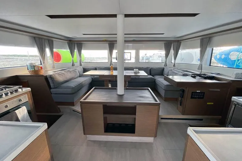 VI La Ut Yacht Photos Pics Vi La Ut - Saloon View (1)