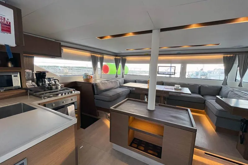 VI La Ut Yacht Photos Pics Vi La Ut - Saloon View (3)