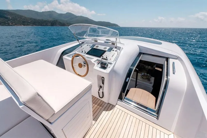 Mr K Yacht Photos Pics Luxury yacht helm of 2007 Cerri Cantieri Navali 86 Flying Sport on open sea.