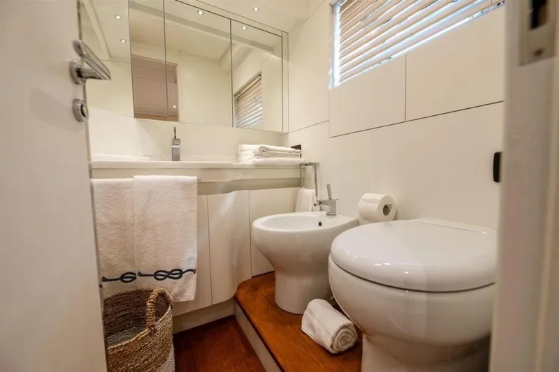 Mr K Yacht Photos Pics Luxurious bathroom in 2007 Cerri Cantieri Navali 86 Flying Sport yacht, featuring modern fixtures.