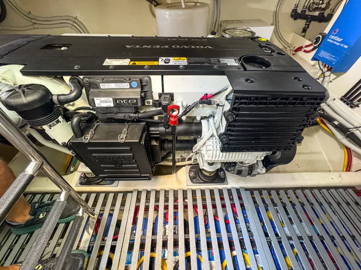 Escapade Yacht Photos Pics 