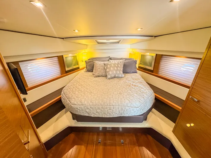 Escapade Yacht Photos Pics 