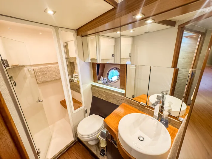 Escapade Yacht Photos Pics 