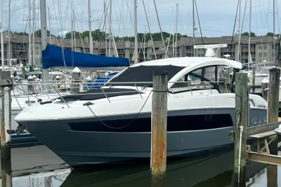 Cruisers Yachts 39 Express Coupe