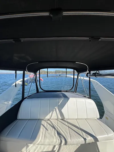  Yacht Photos Pics 2004 Carver 360 Mariner boat interior with seating, on a calm lake.